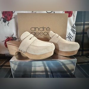 LIKE NEW!! ANDRE ASSOUS Soraya Suede Clogs size 7
